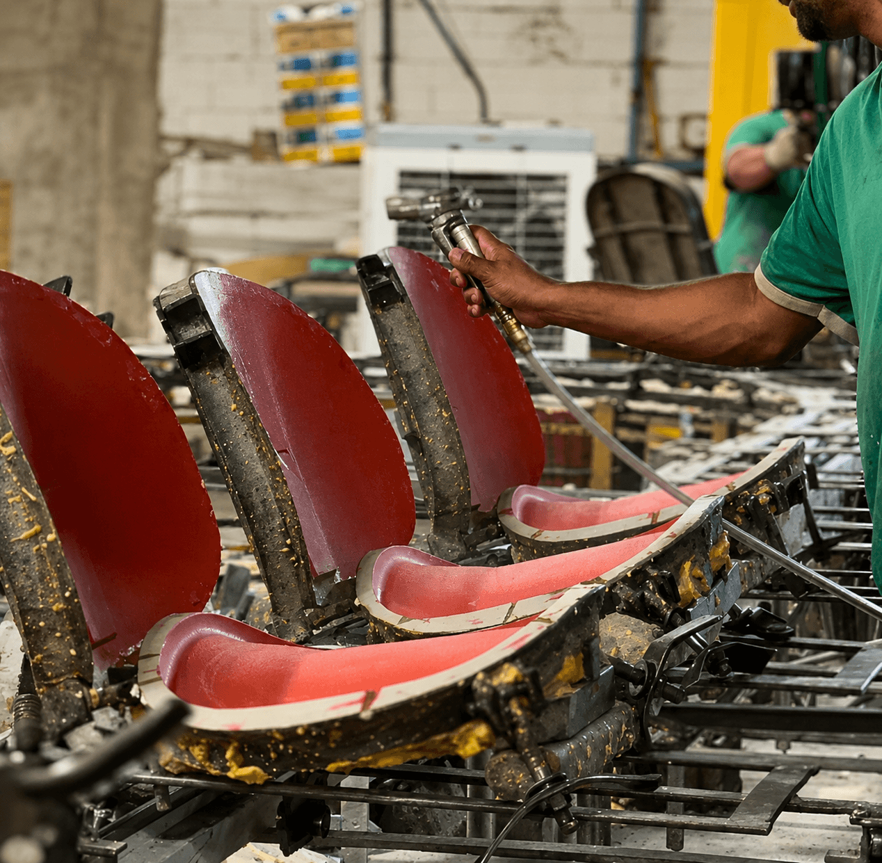 Aplicação de desmoldante nos moldes de espuma injetada, etapa de preparação do molde antes da injeção