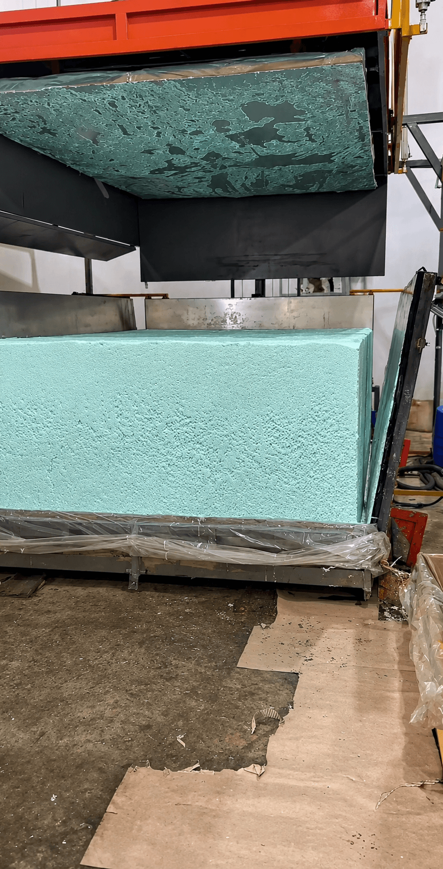 Bloco de espuma laminada de poliuretano na saída da máquina, com dimensão padrão para fornecimento em volume