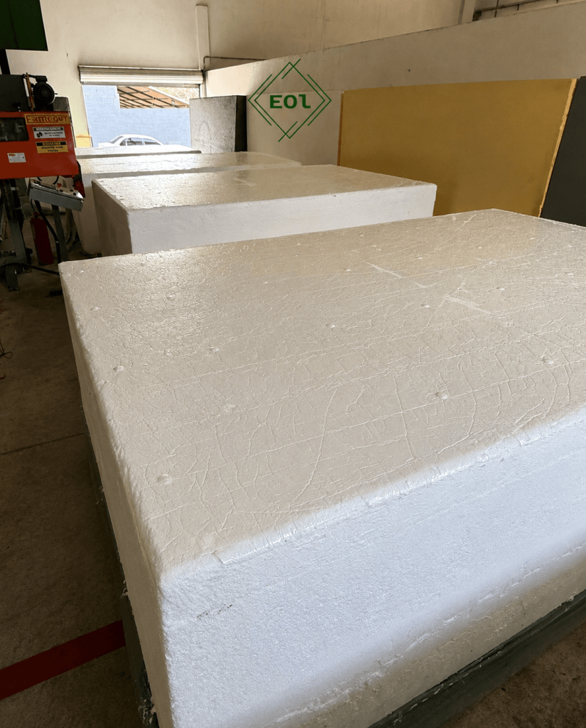 Blocos de espuma laminada de poliuretano D33 em estoque na fábrica da Espumas Oeste em Goiânia
